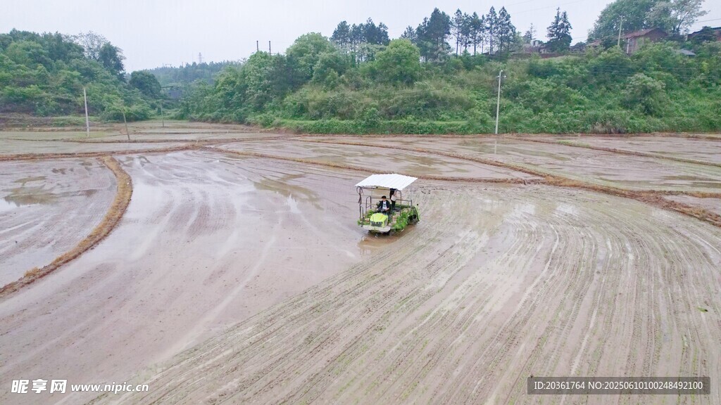 水田中农机作业场景
