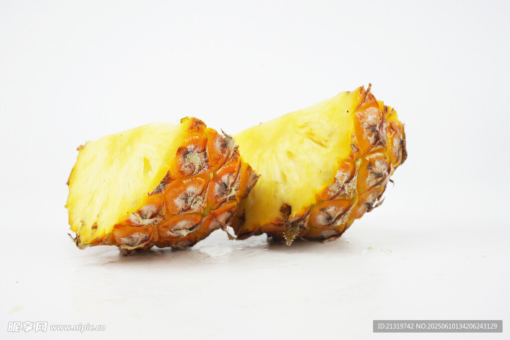 切开的新鲜菠萝