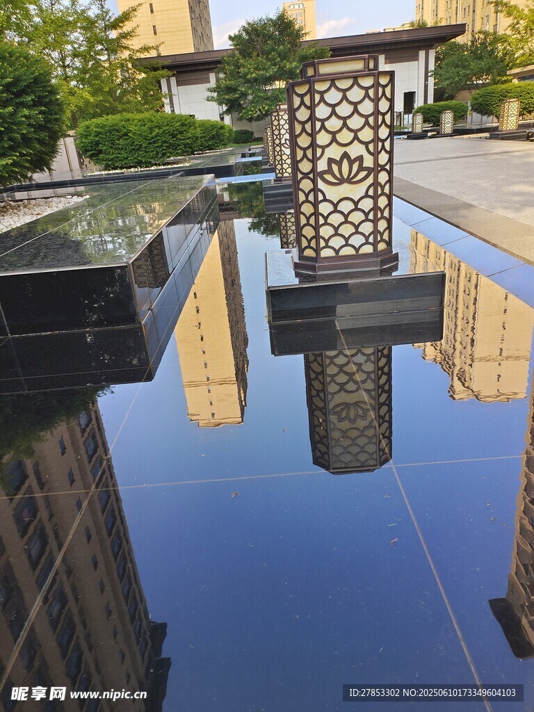 现代小区水景倒映建筑之美