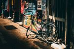 街头夜色下的停放自行车