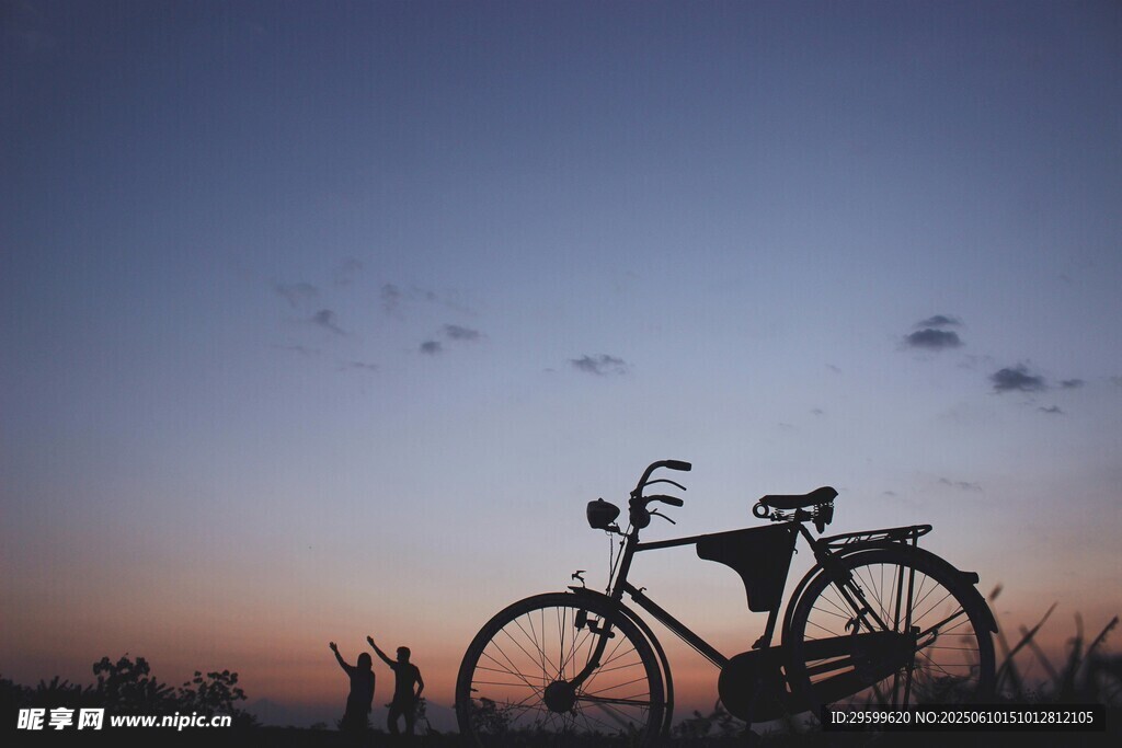 夕阳下的自行车剪影