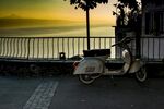 夕阳下的海边复古摩托车