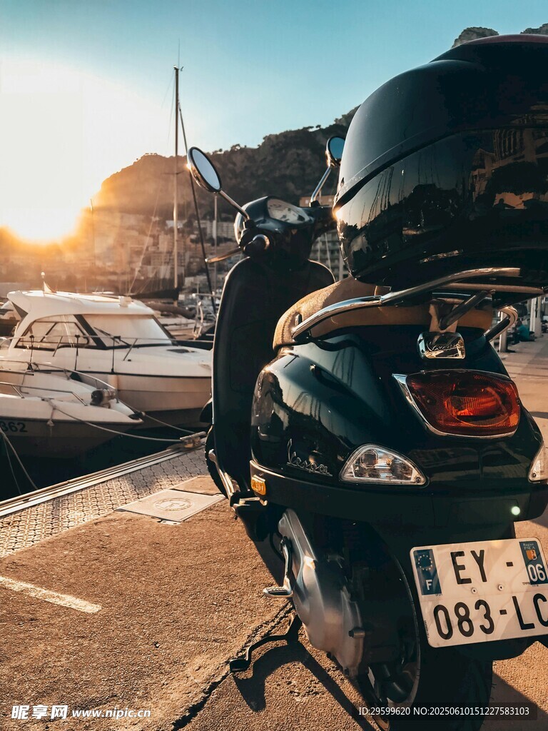 夕阳下停靠码头的摩托车
