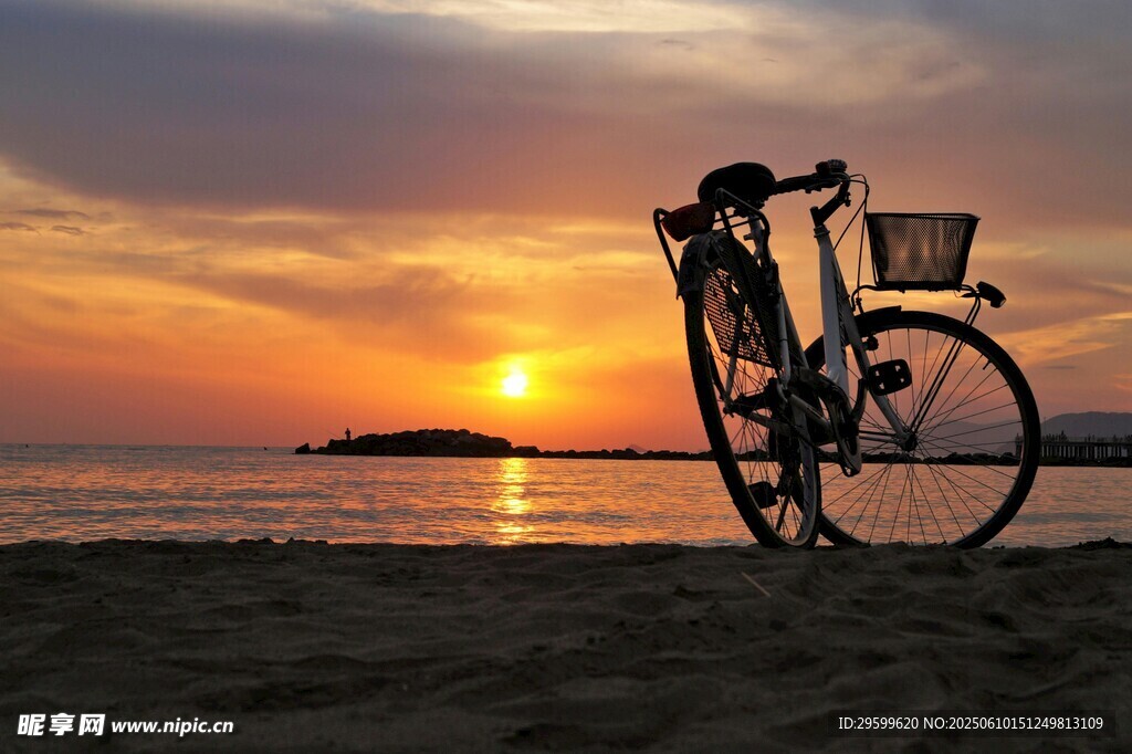 夕阳下沙滩上的自行车