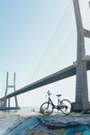 桥上单车风景