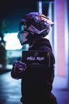 炫酷摩托骑手夜色中亮相
