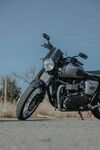 公路上的复古风摩托车