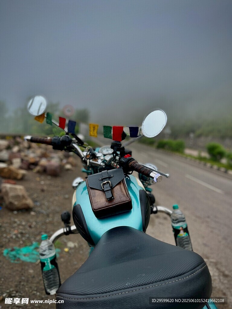 公路上的酷炫摩托车