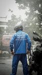 雨中外卖员背影
