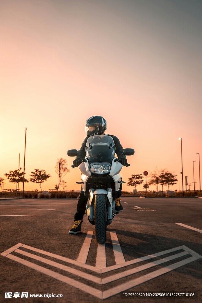 夕阳下的摩托车骑士