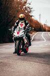 摩托车手公路骑行英姿
