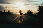 夕阳下公路上的骑行者