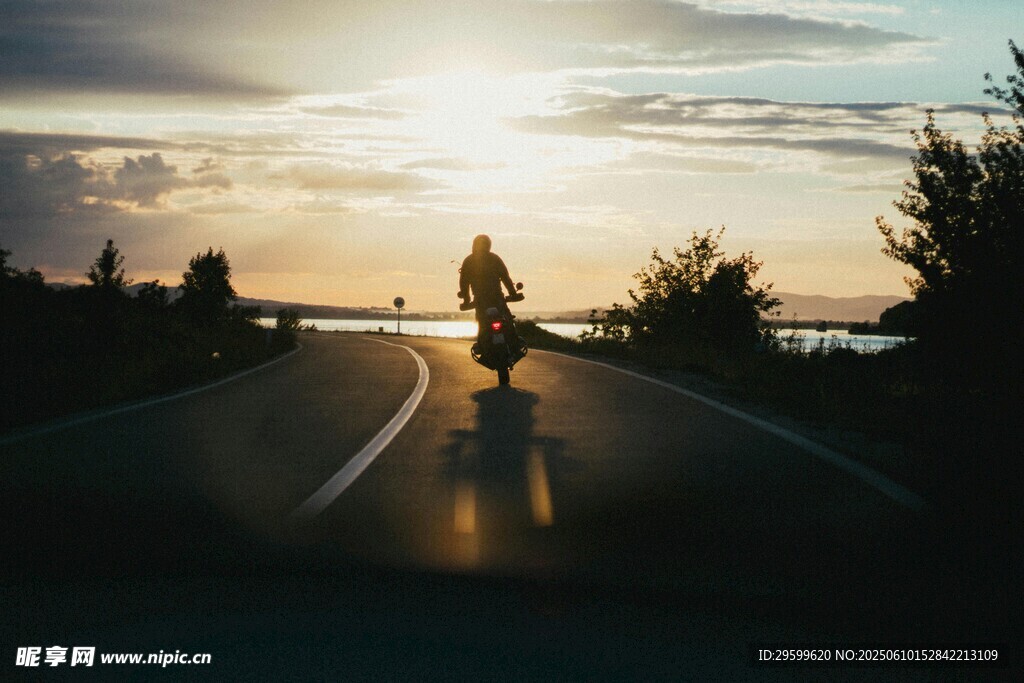 夕阳下公路上的骑行者