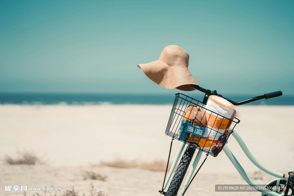 海边自行车上的遮阳帽