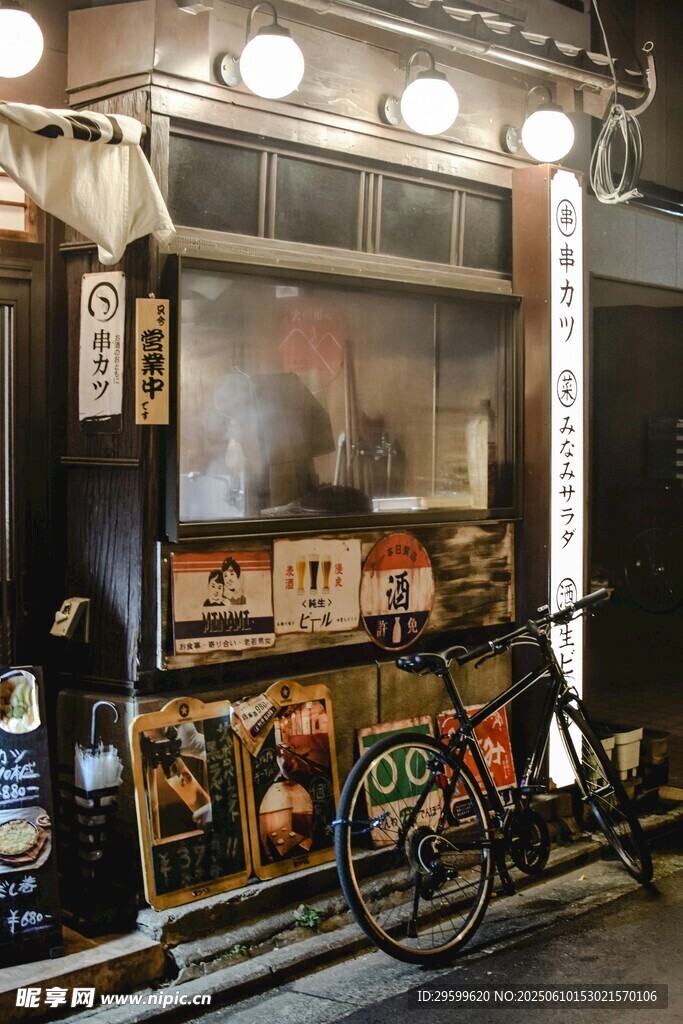 复古街头小店与停放的单车