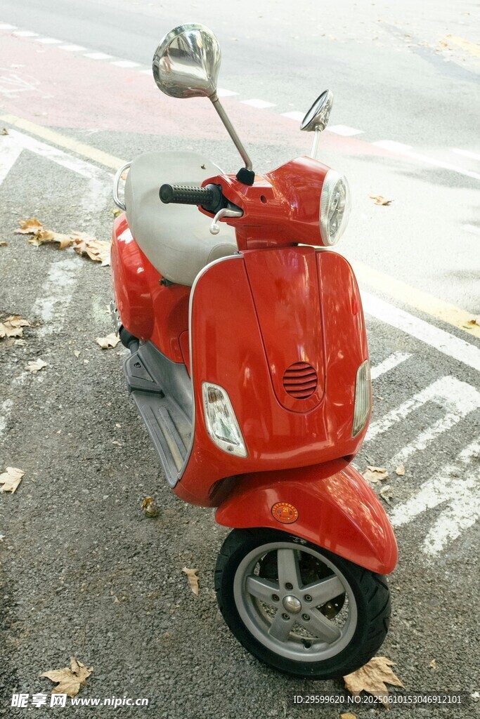复古红色踏板摩托车