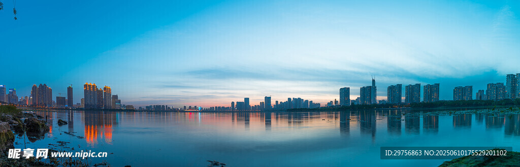 城市湖畔黄昏美丽景致