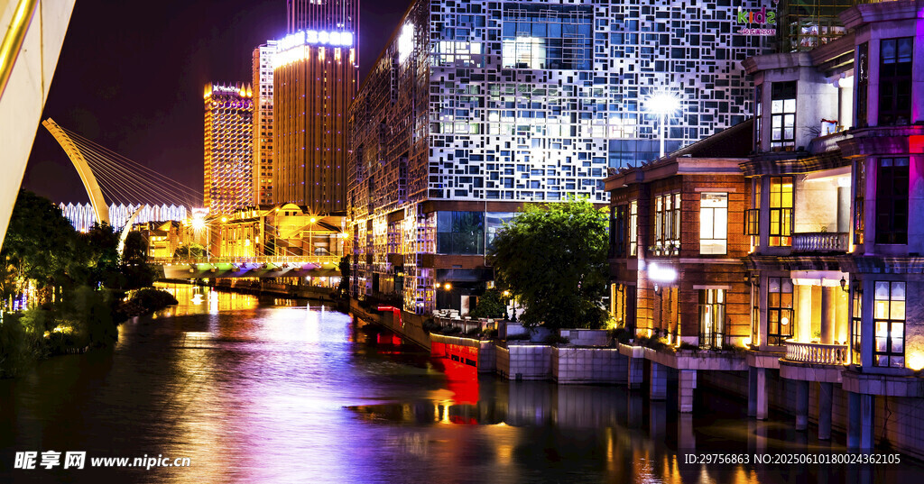城市河畔璀璨夜景