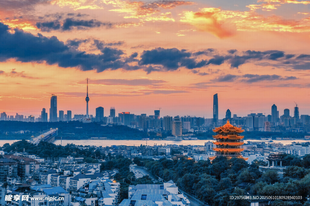 日暮下的城市与古典建筑