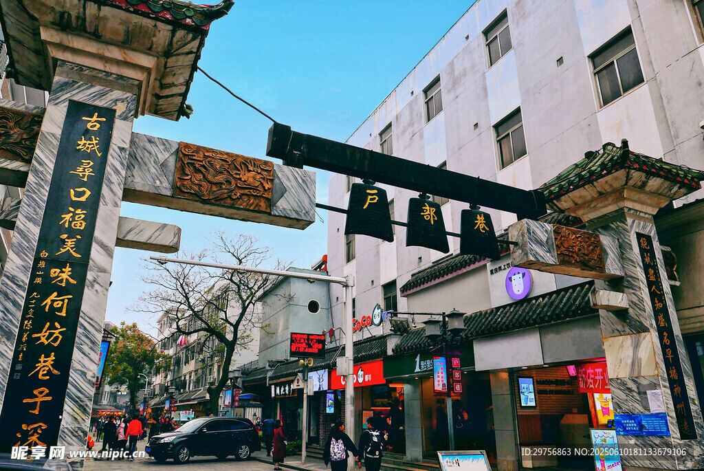 古街路口景象