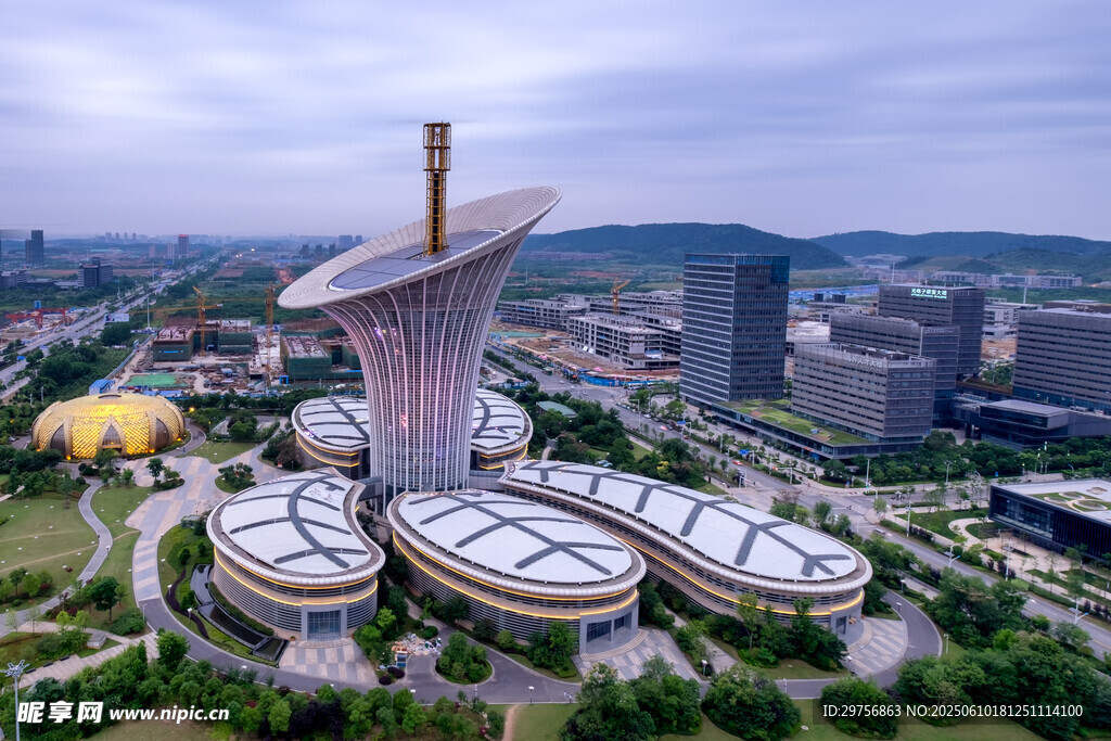独特建筑俯瞰城市景观