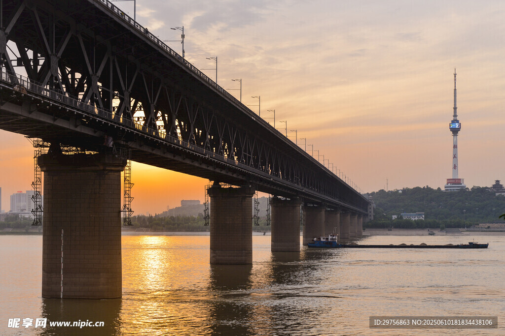 夕阳下的跨江大桥美景