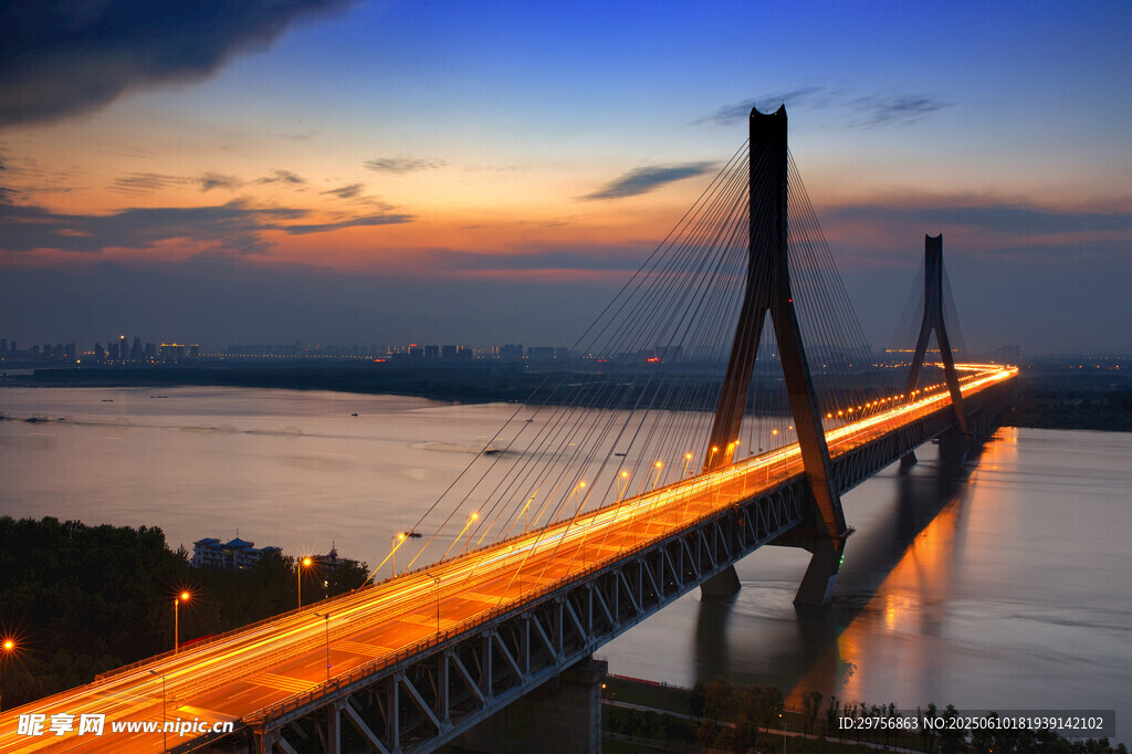 夕阳下的跨海大桥美景