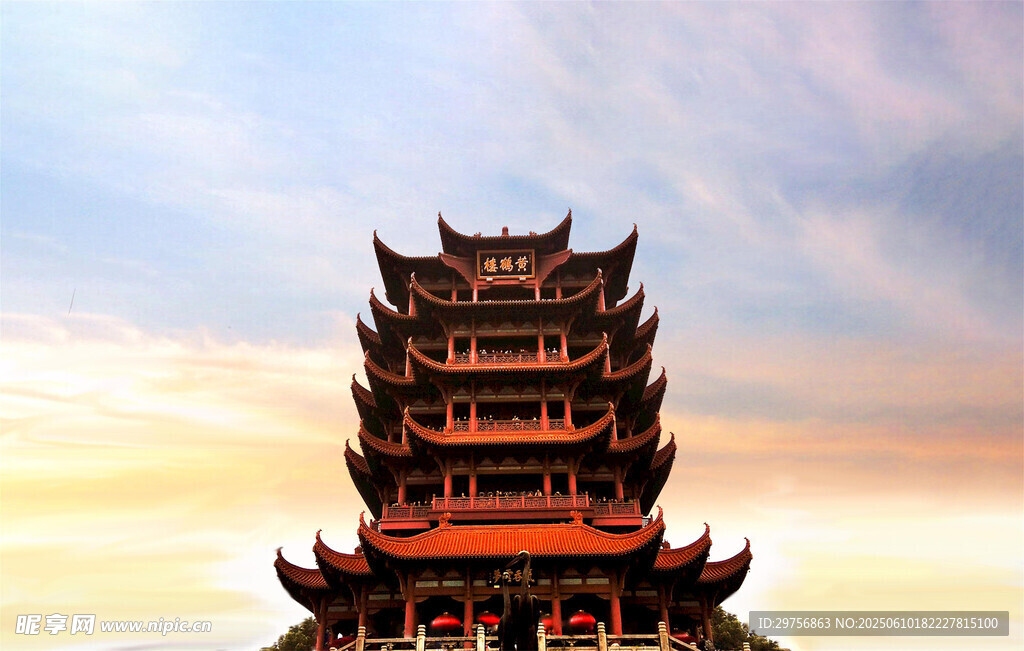 夕阳下的中式古建筑塔楼