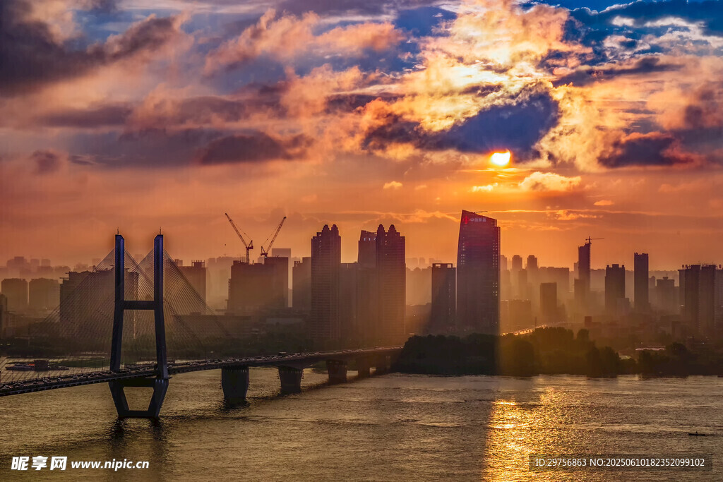 夕阳下的城市桥梁美景