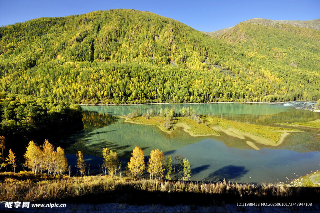 山间湖泊美景