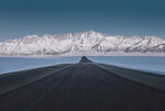 公路延伸向雪山壮丽景观