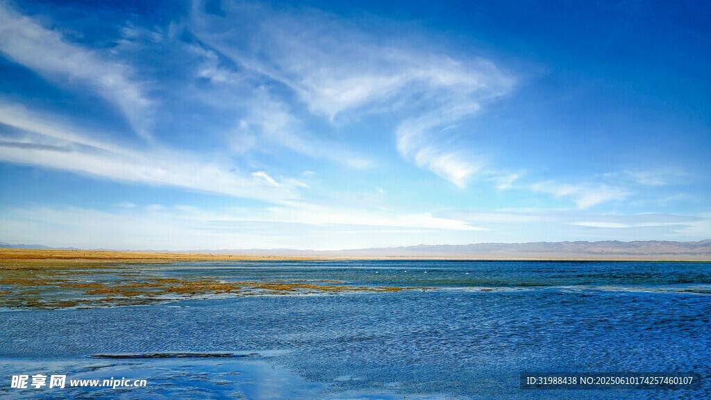 广阔蓝天与无垠海面美景