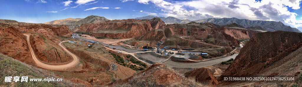 壮丽峡谷间的蜿蜒公路