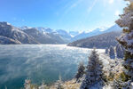 冬日雪覆湖畔壮丽山景