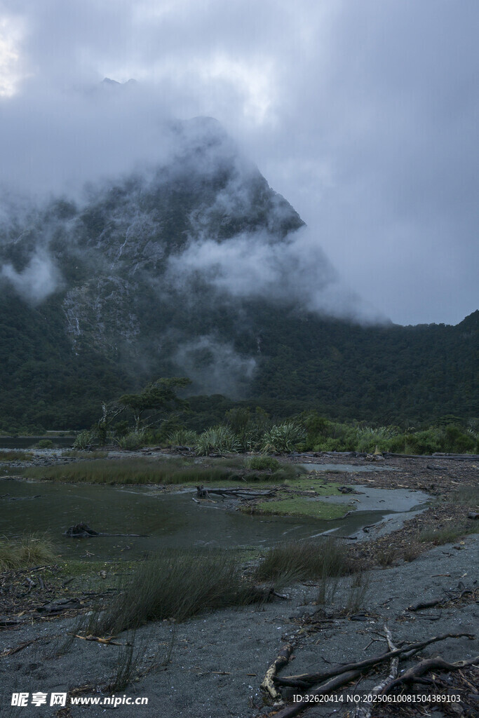 云雾缭绕的山间河谷景色