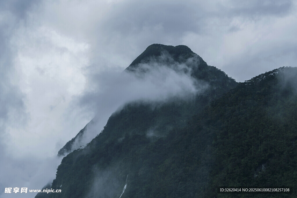 云雾缭绕的巍峨山峰