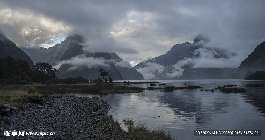 山间湖畔云雾缭绕美景