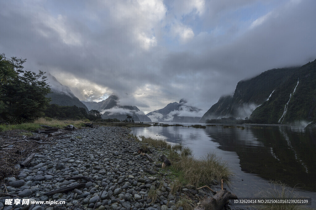 湖畔山间美景