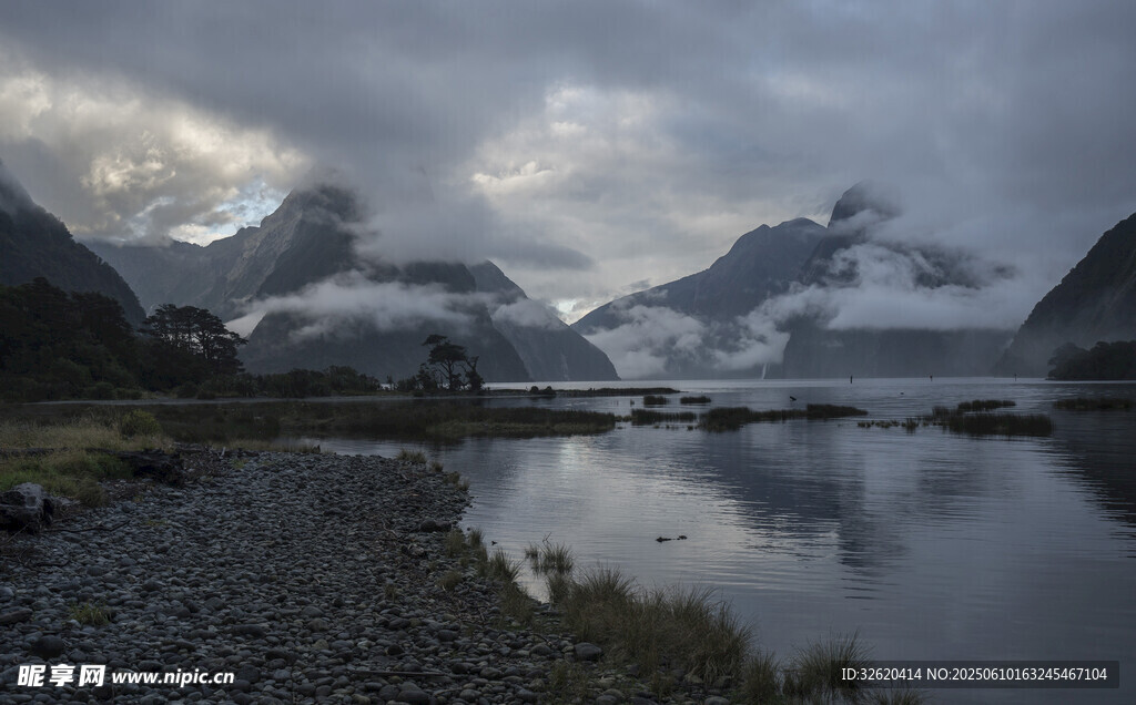 山间湖畔云雾缭绕美景