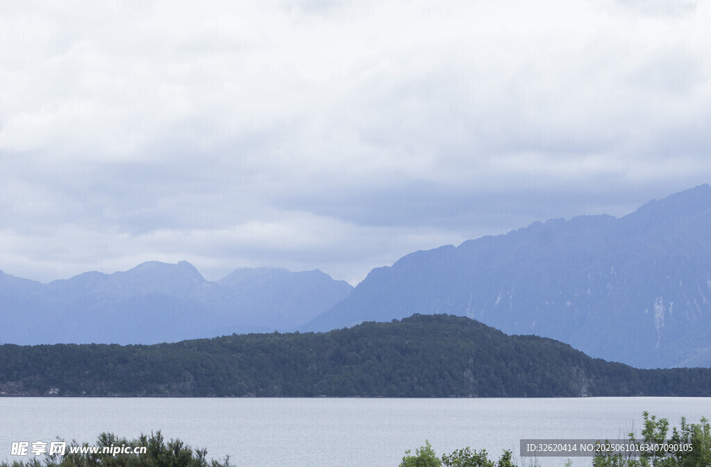 湖畔远山云雾缭绕美景