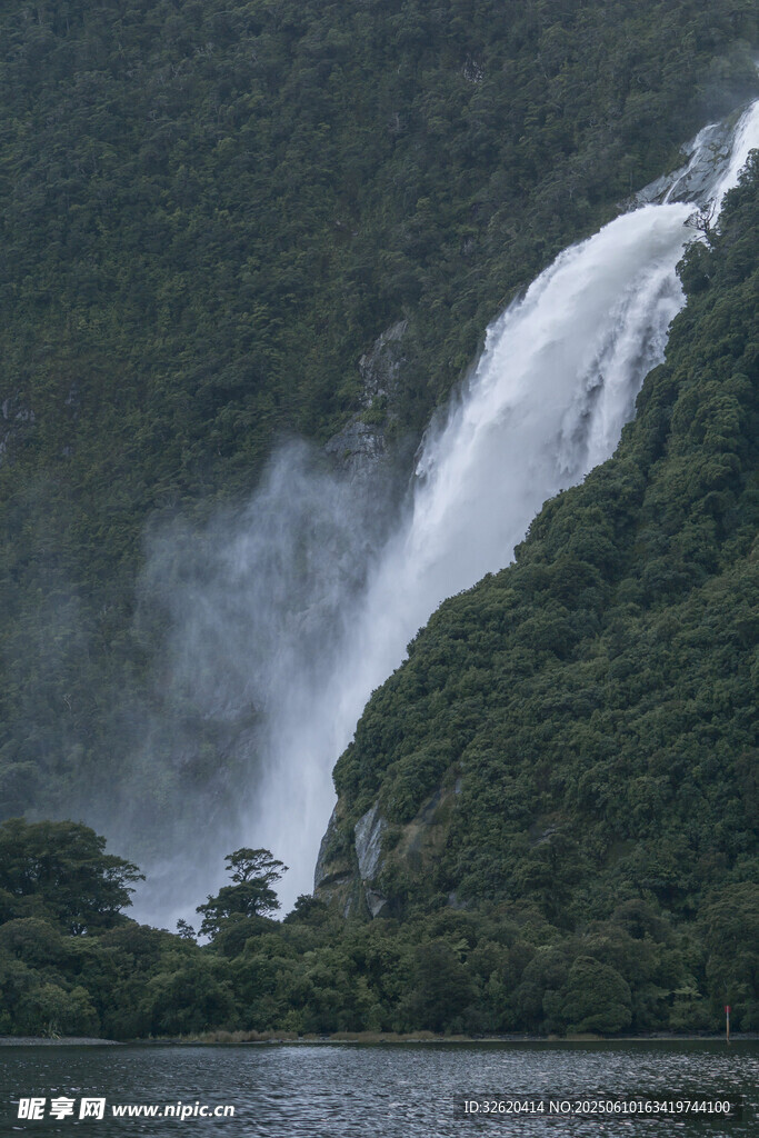 壮观高山瀑布景观