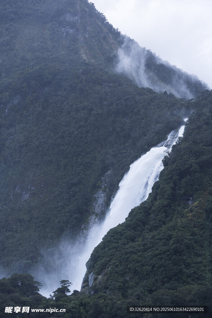 山间壮丽瀑布景观