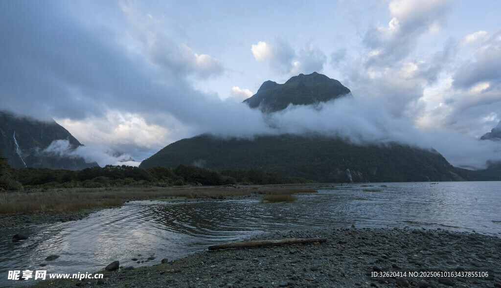 云雾缭绕的山水美景