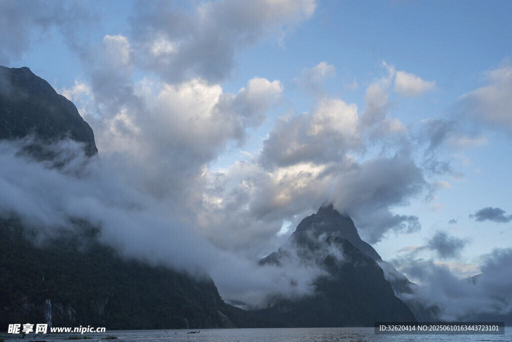 云雾缭绕的壮丽山峰景色