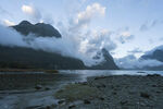 山间湖畔云雾缭绕美景