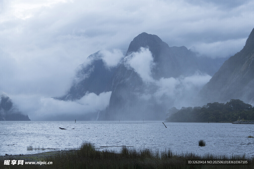 云雾缭绕的山水美景