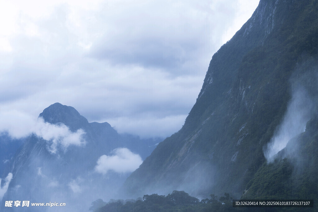 云雾缭绕的壮丽山景