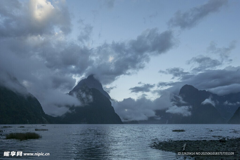 云雾缭绕的山水美景