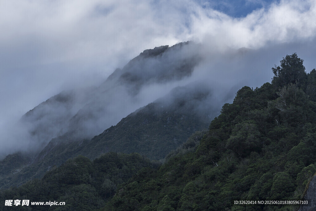 云雾缭绕的葱郁山峦