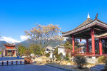 中式亭台与远山美景
